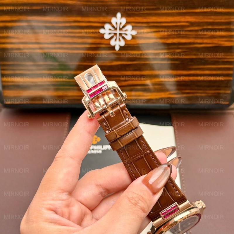 Dong-Ho-Patek-Philippe-Nautilus-5724-Rep-11-Mat-Xam-Vien-Dinh-Da-CZ-Mau-Do-40mm-8-1024x1024.jpg