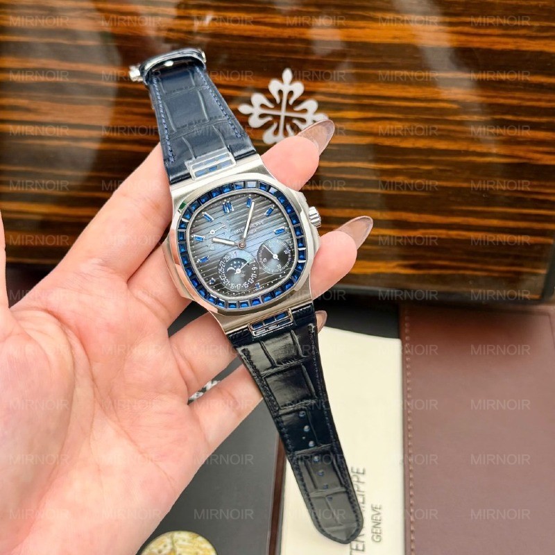 Dong-Ho-Patek-Philippe-Nautilus-5724-Replica-11-Mat-Xanh-Duong-Vien-Dinh-Da-CZ-Mau-Xanh-40mm-3-1024x1024.jpg