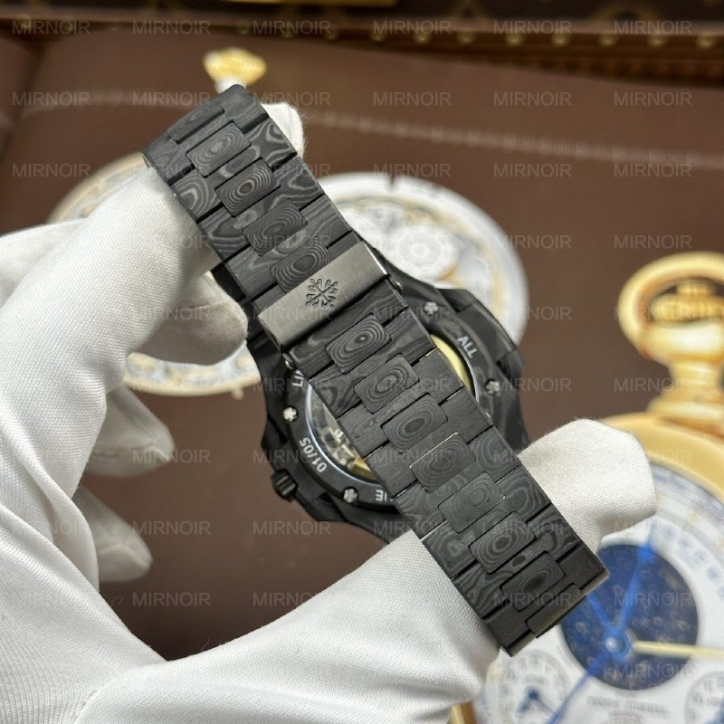 Dong-Ho-Patek-Philippe-DiW-Nautilus-5711-Che-Tac-Vo-Carbon-Sieu-Nhe-40mm-2-1024x1024.jpg