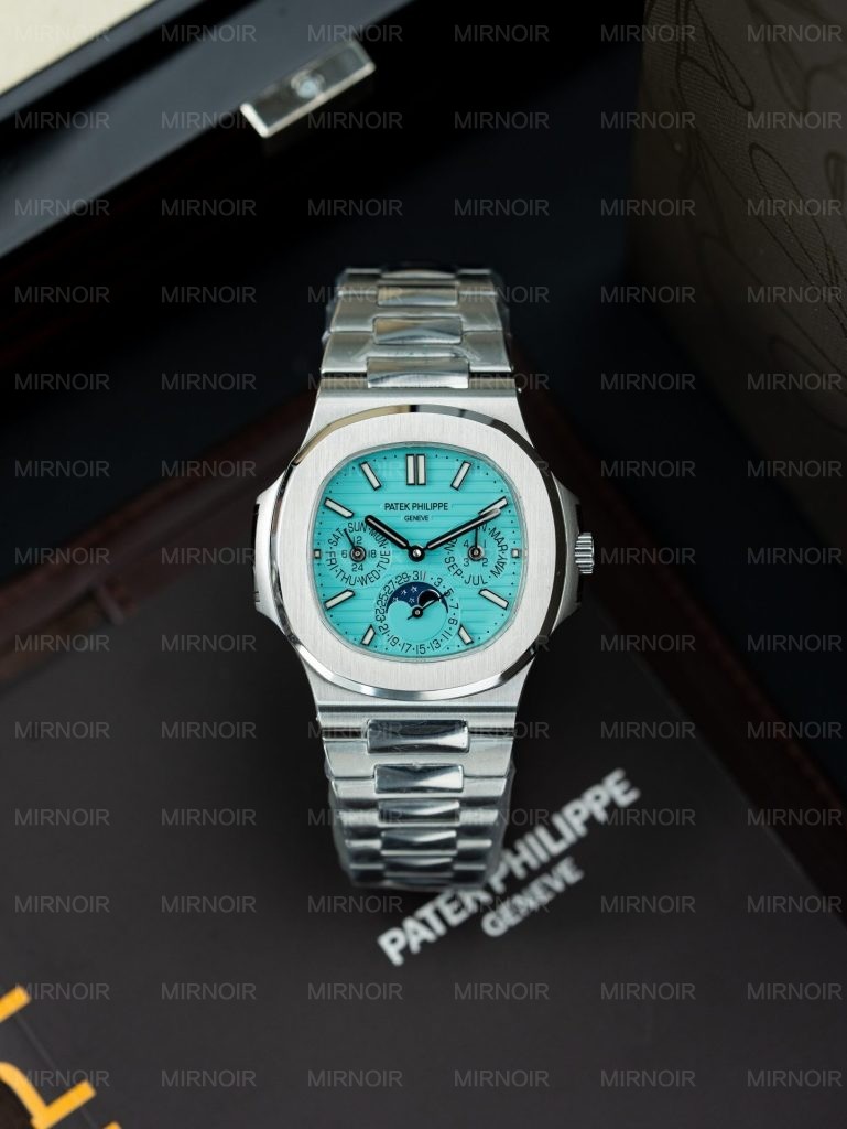 Dong-Ho-Patek-Philippe-Nautilus-5740-Replica-11-Mat-Tiffany-May-Co-Thuy-Sy-40mm-12-769x1024.jpg