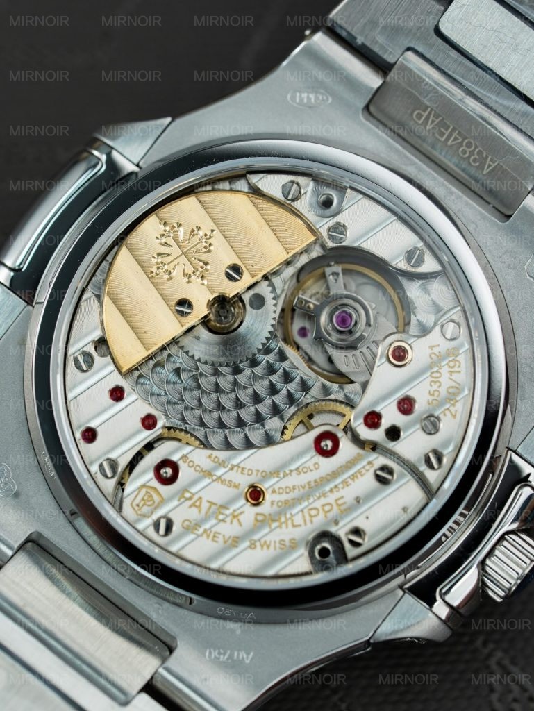 Dong-Ho-Patek-Philippe-Nautilus-5740-Replica-11-Mat-Tiffany-May-Co-Thuy-Sy-40mm-15-769x1024.jpg