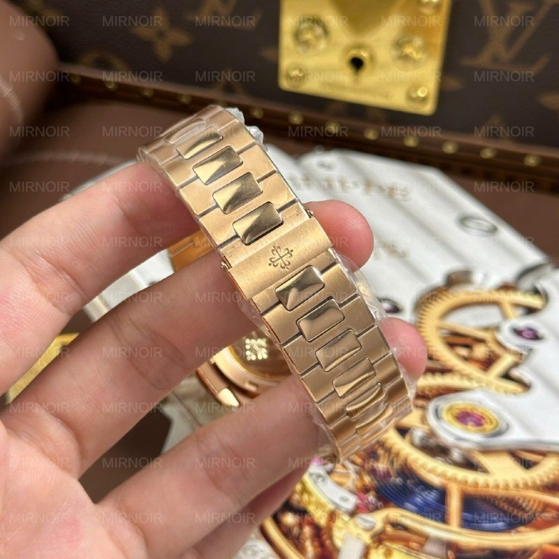 Dong-Ho-Patek-Philippe-Nautilus-5711-Mat-Nau-Replica-11-Ma-Vang-Hong-May-Khac-Xuong-BBF-40mm-2-1024x1024.jpg