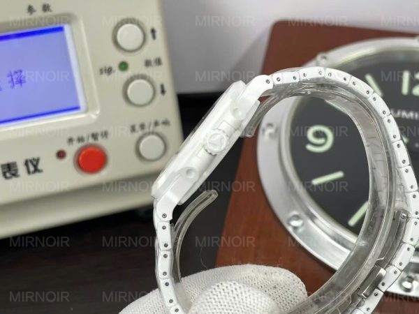 Dong-Ho-Patek-Philippe-Nautilus-5711-Che-Tac-Vo-Gom-Trang-Cao-Cap-Nhat-40mm-1-600x450.jpg