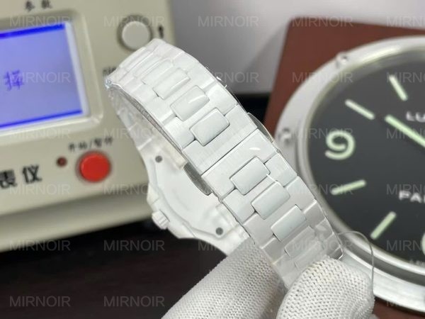 Dong-Ho-Patek-Philippe-Nautilus-5711-Che-Tac-Vo-Gom-Trang-Cao-Cap-Nhat-40mm-2-600x450.jpg