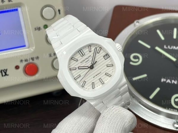 Dong-Ho-Patek-Philippe-Nautilus-5711-Che-Tac-Vo-Gom-Trang-Cao-Cap-Nhat-40mm-3-600x450.jpg