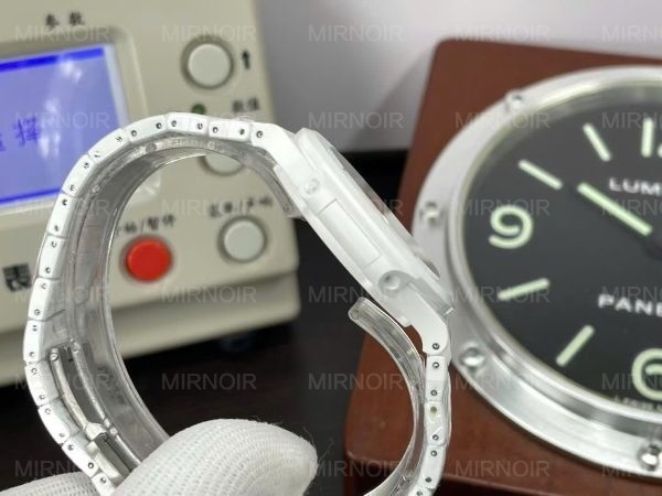 Dong-Ho-Patek-Philippe-Nautilus-5711-Che-Tac-Vo-Gom-Trang-Cao-Cap-Nhat-40mm-4-600x450.jpg