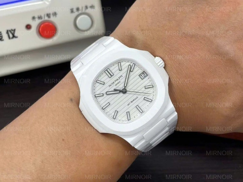 Dong-Ho-Patek-Philippe-Nautilus-5711-Che-Tac-Vo-Gom-Trang-Cao-Cap-Nhat-40mm-5-1024x768.jpg