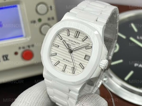 Dong-Ho-Patek-Philippe-Nautilus-5711-Che-Tac-Vo-Gom-Trang-Cao-Cap-Nhat-40mm-6-600x450.jpg
