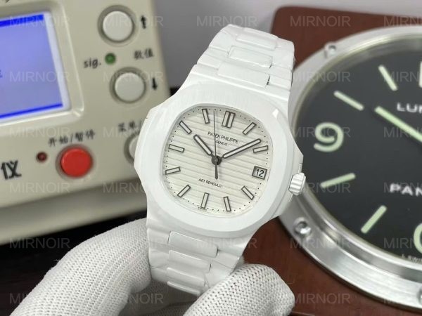 Dong-Ho-Patek-Philippe-Nautilus-5711-Che-Tac-Vo-Gom-Trang-Cao-Cap-Nhat-40mm-7-600x450.jpg
