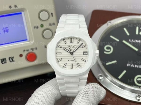 Dong-Ho-Patek-Philippe-Nautilus-5711-Che-Tac-Vo-Gom-Trang-Cao-Cap-Nhat-40mm-8-600x450.jpg
