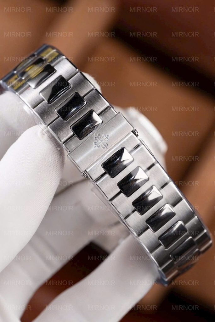 Dong-Ho-Patek-Philippe-Nautilus-5711-Replica-11-Ban-Ki-Niem-40-Nam-Tinh-Chinh-Nha-May-40mm-3-683x1024.jpg