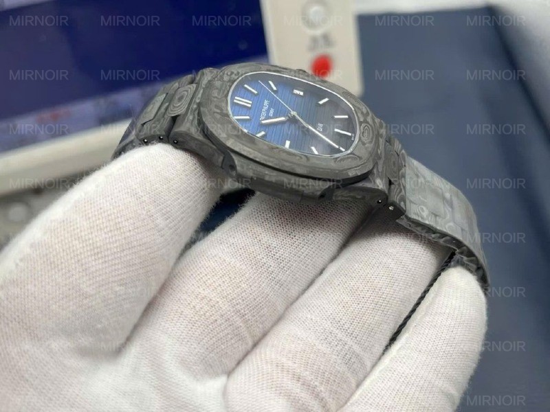 Dong-Ho-Patek-Philippe-Che-Tac-Natilus-5711-DIW-Carbon-Mau-Den-Mat-Xanh-Sieu-Nhe-40mm-1-1024x768.jpg