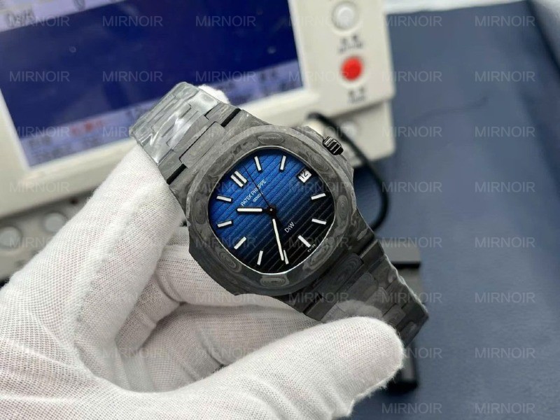 Dong-Ho-Patek-Philippe-Che-Tac-Natilus-5711-DIW-Carbon-Mau-Den-Mat-Xanh-Sieu-Nhe-40mm-3-1024x768.jpg