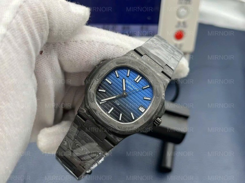Dong-Ho-Patek-Philippe-Che-Tac-Natilus-5711-DIW-Carbon-Mau-Den-Mat-Xanh-Sieu-Nhe-40mm-7-1024x768.jpg