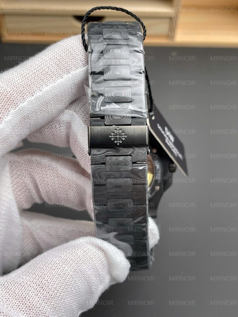 Dong-Ho-Patek-Philippe-Che-Tac-Natilus-5711-DIW-Carbon-Mau-Den-Sieu-Nhe-40mm-2-768x1024.jpg
