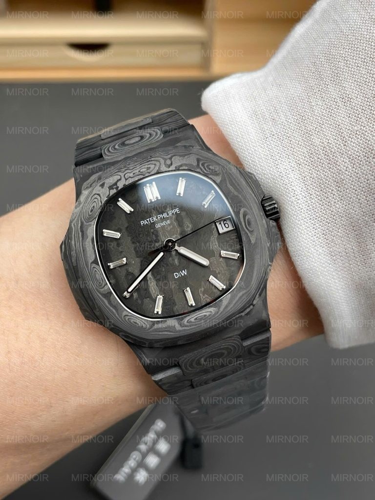 Dong-Ho-Patek-Philippe-Che-Tac-Natilus-5711-DIW-Carbon-Mau-Den-Sieu-Nhe-40mm-3-768x1024.jpg