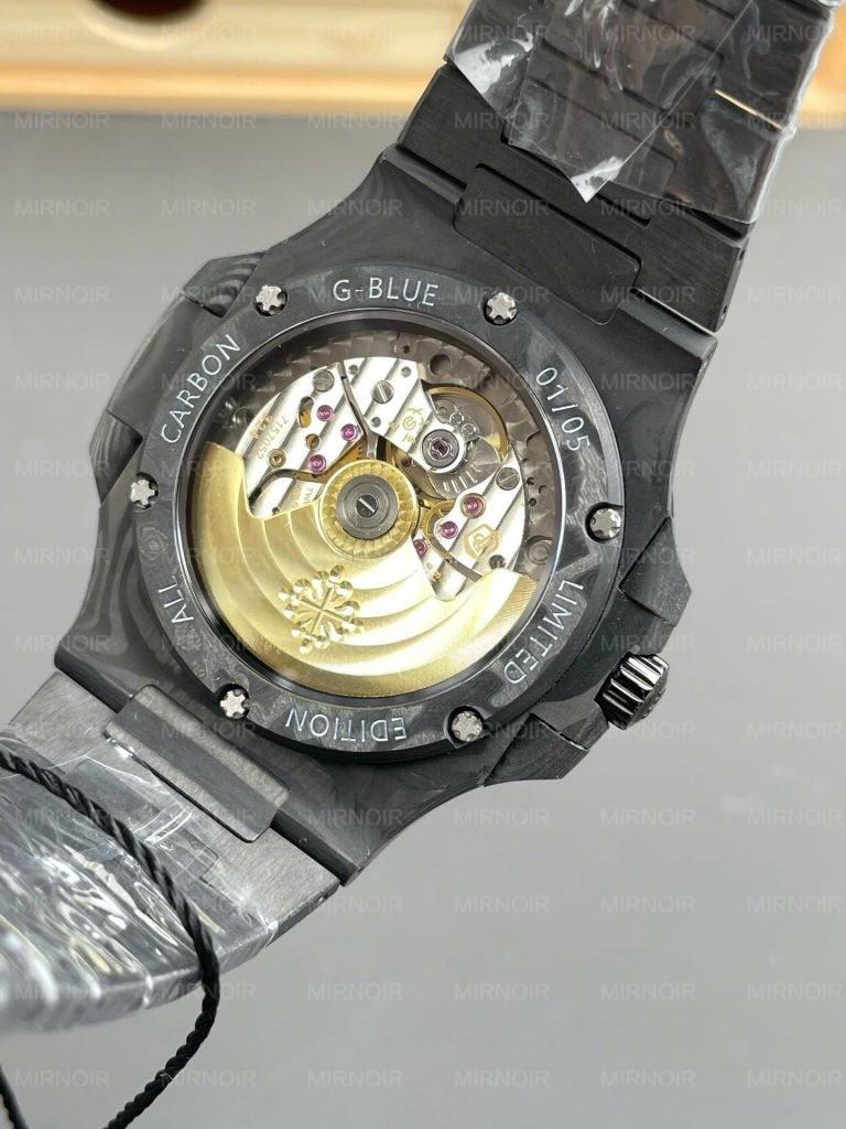 Dong-Ho-Patek-Philippe-Che-Tac-Natilus-5711-DIW-Carbon-Mau-Den-Sieu-Nhe-40mm-8-768x1024.jpg