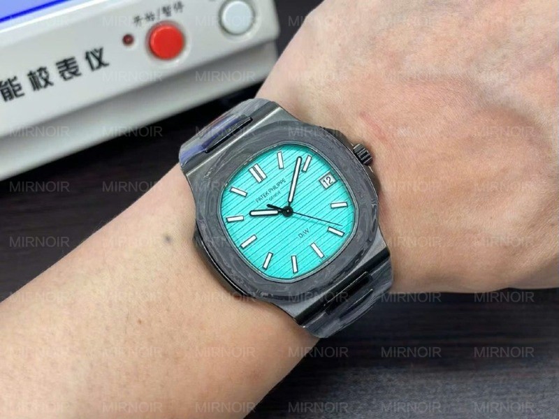 Dong-Ho-Patek-Philippe-Nautilus-5711-Rep-11-Che-Tac-Carbon-Mat-Xanh-Tiffany-40mm-6-1024x768.jpg