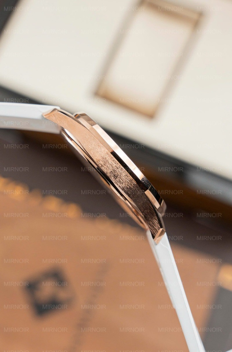 Dong-Ho-Nu-Patek-Philippe-Aquanaut-5067-Che-Tac-Dinh-Moissanite-Nha-May-PPF-356mm-1.jpg