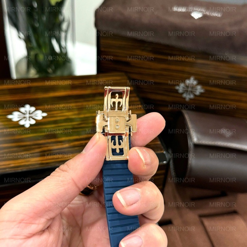 Dong-Ho-Patek-Philippe-Aquanaut-5261R-Mau-Xanh-Duong-Replica-Cao-Cap-Nhat-40mm-7.jpg