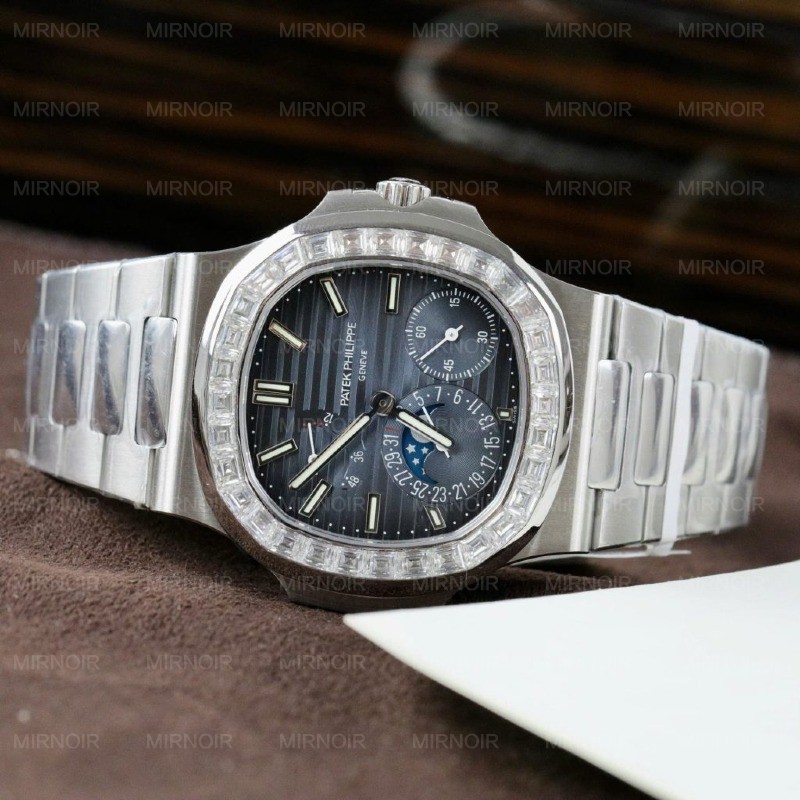 Dong-Ho-Patek-Philippe-Nautilus-5724G-Che-Tac-Mat-Tinh-Chinh-Kim-Cuong-Moissanite-Baguette-40mm-3-1024x1024.jpg