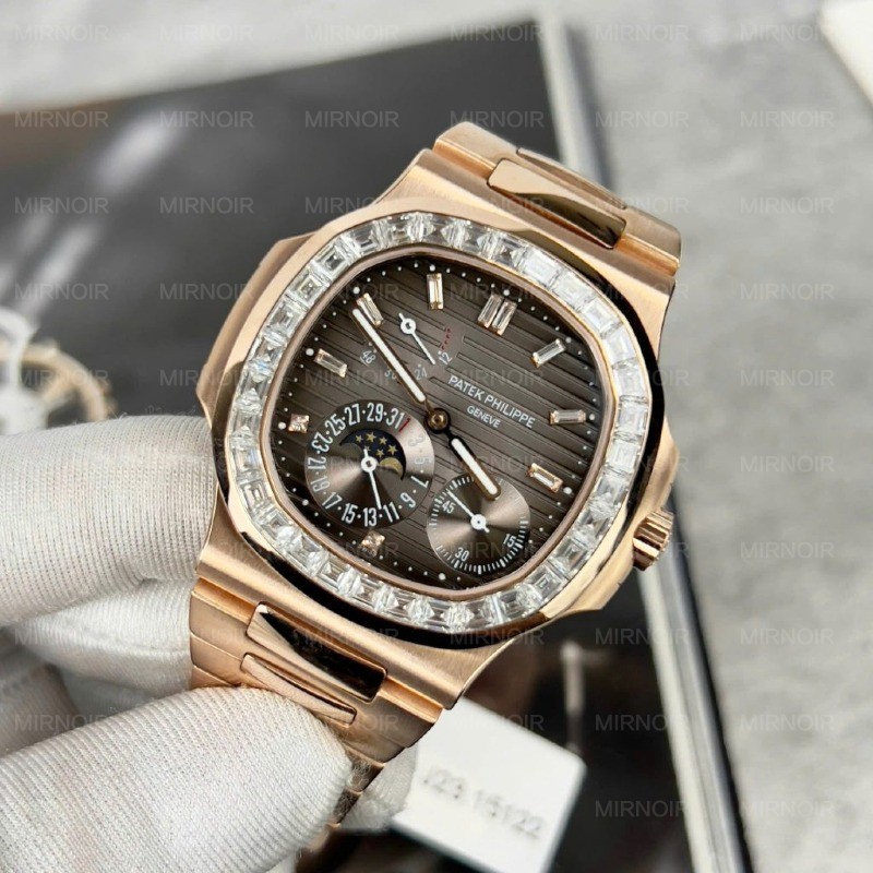 Dong-Ho-Patek-Philippe-Nautilus-5724R-Mat-Xam-Replica-11-Boc-Vang-Dinh-Kim-Cuong-Moissanite-Baguette-PPF-40mm-11.jpg