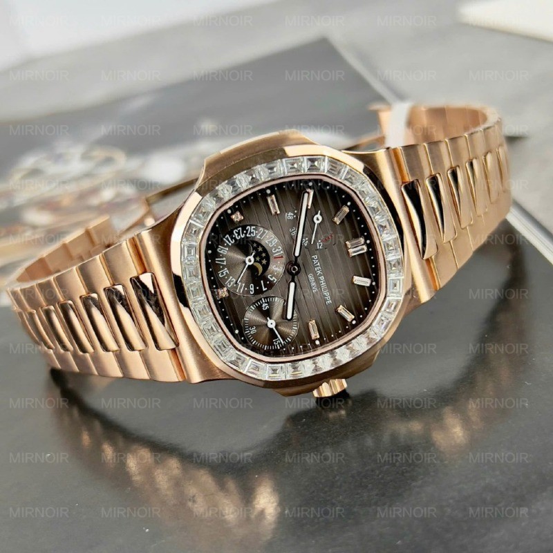 Dong-Ho-Patek-Philippe-Nautilus-5724R-Mat-Xam-Replica-11-Boc-Vang-Dinh-Kim-Cuong-Moissanite-Baguette-PPF-40mm-12.jpg