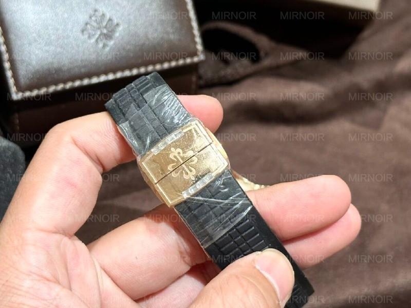 Dong-Ho-Patek-Philippe-Aquanaut-5167R-Vang-Khoi-18K-Kim-Cuong-Tu-Nhien-40mm-4-1024x768.jpg