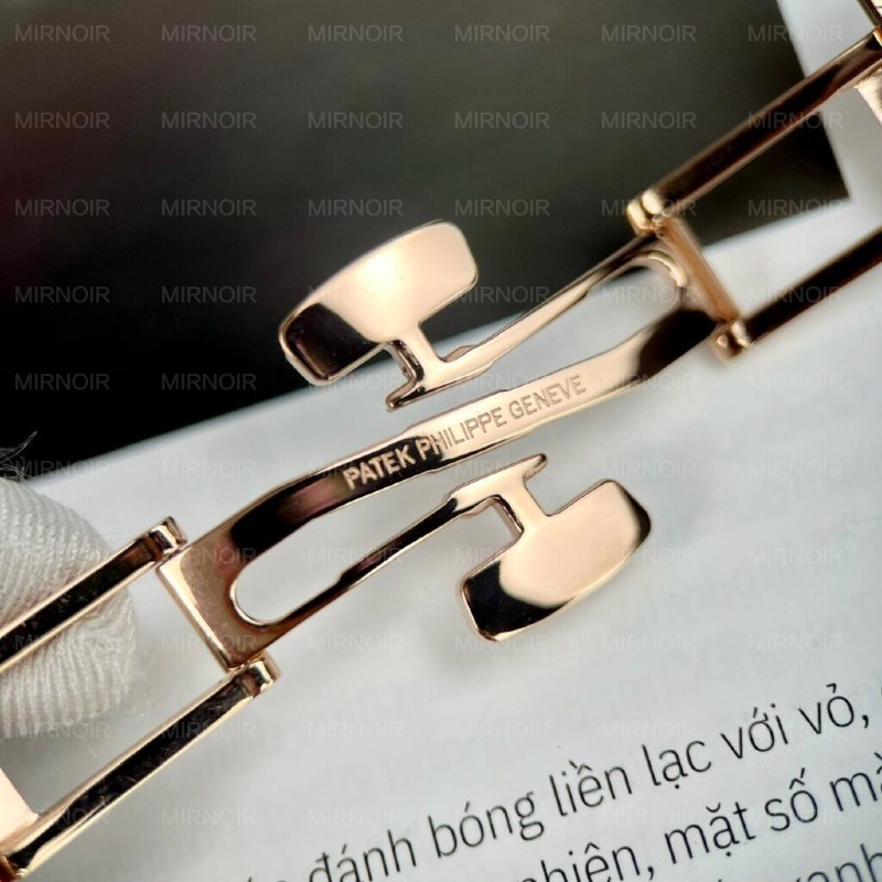Dong-Ho-Patek-Philippe-Aquanaut-5062-Replica-11-Boc-Vang-Do-Moissanite-7-1024x1024.jpg