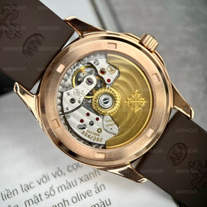 Dong-Ho-Patek-Philippe-Aquanaut-5062-Replica-11-Boc-Vang-Do-Moissanite-9-1024x1024.jpg