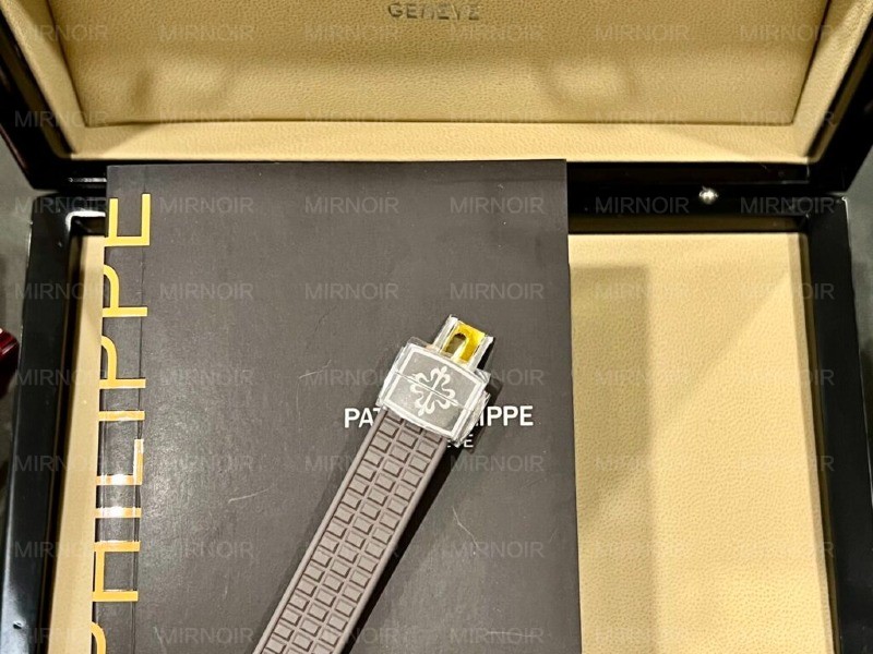 Dong-Ho-Patek-Philippe-Aquanaut-5067A-Replica-11-Mau-Xam-Nu-6-1024x768.jpg