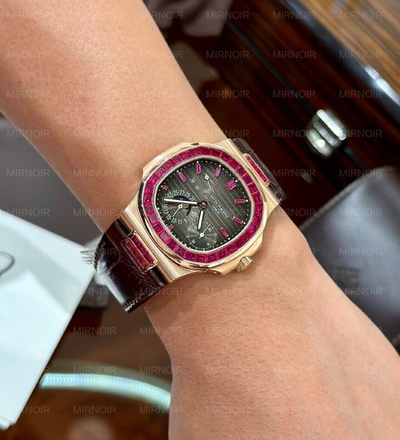 Dong-Ho-Patek-Philippe-Nautilus-5724-Boc-Vang-Do-Da-Ruby-Do-40mm-1-930x1024.jpg