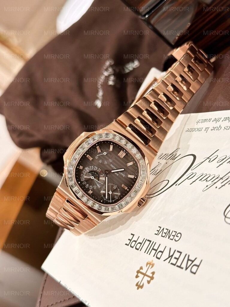 Dong-Ho-Patek-Philippe-Nautilus-5724-Boc-Vang-Do-Kim-Cuong-Moissanite-40mm-1-768x1024.jpg