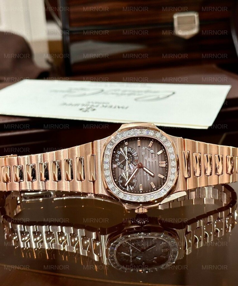 Dong-Ho-Patek-Philippe-Nautilus-5724-Boc-Vang-Do-Kim-Cuong-Moissanite-40mm-3-852x1024.jpg