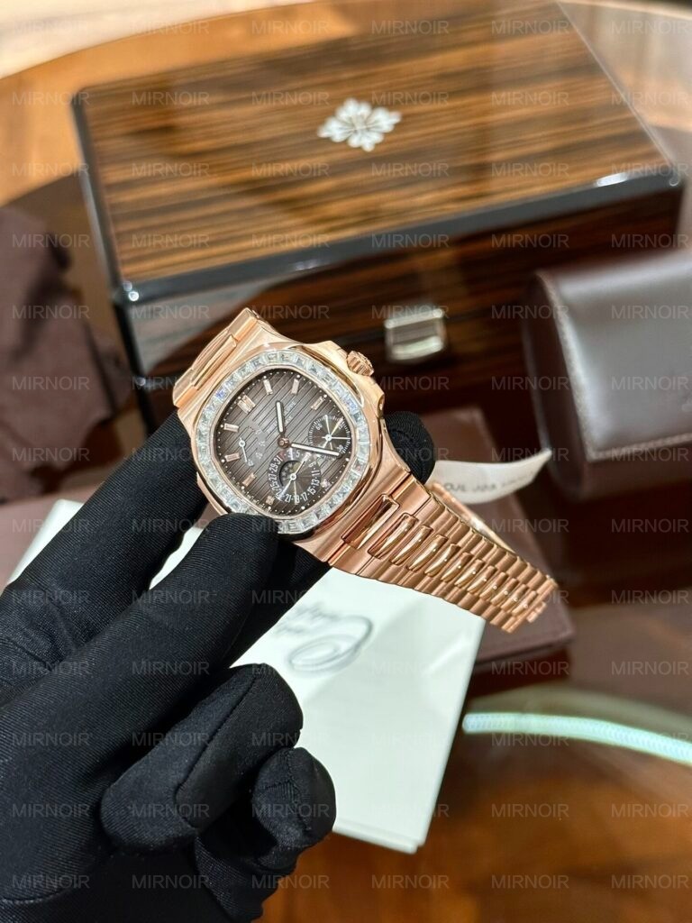 Dong-Ho-Patek-Philippe-Nautilus-5724-Boc-Vang-Do-Kim-Cuong-Moissanite-40mm-4-768x1024.jpg