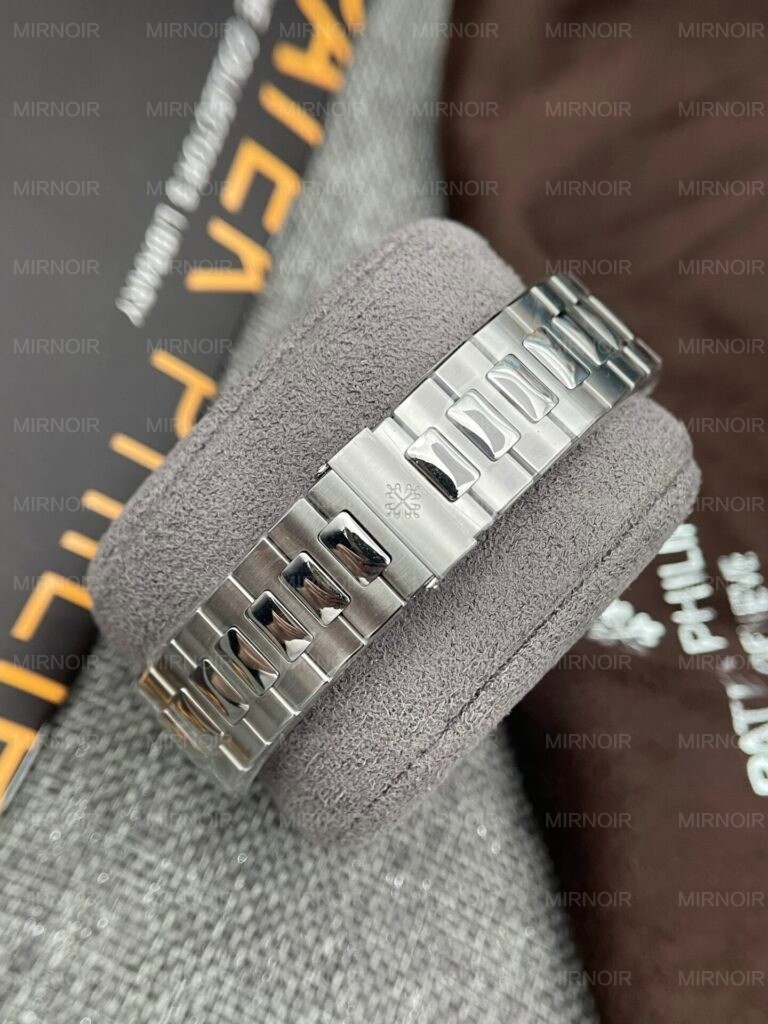 Dong-Ho-Patek-Philippe-Nautilus-5726-Fake-11-1-768x1024.jpg