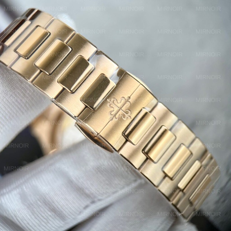 Dong-Ho-Patek-Philippe-Nu-Nautilus-7118-1-1024x1024.jpg