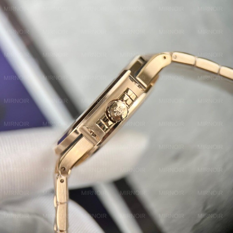 Dong-Ho-Patek-Philippe-Nu-Nautilus-7118-2-1024x1024.jpg