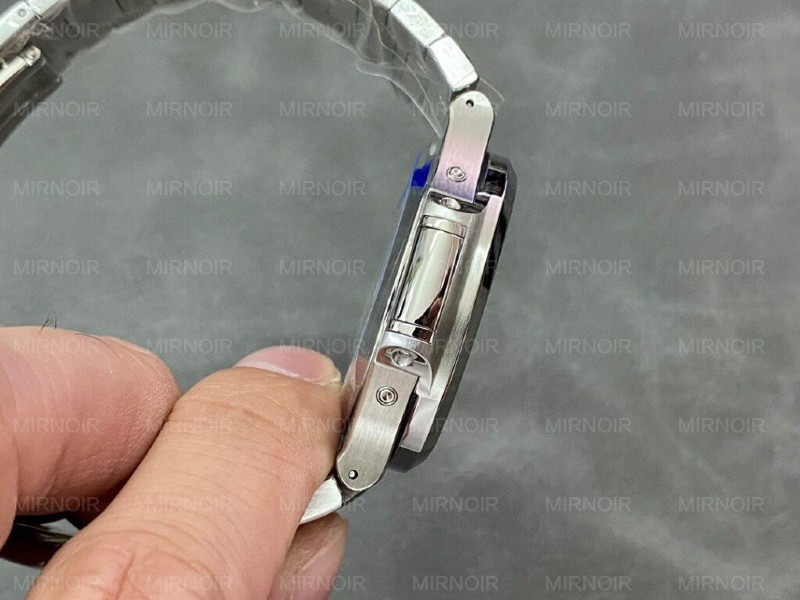 Dong-Ho-Patek-Philippe-Nautilus-5726-Blue-Dial-GR-Factory-2-1024x768.jpg