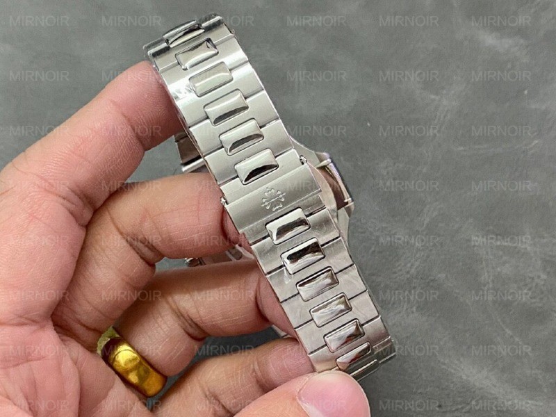 Dong-Ho-Patek-Philippe-Nautilus-5726-Blue-Dial-GR-Factory-5-1024x768.jpg