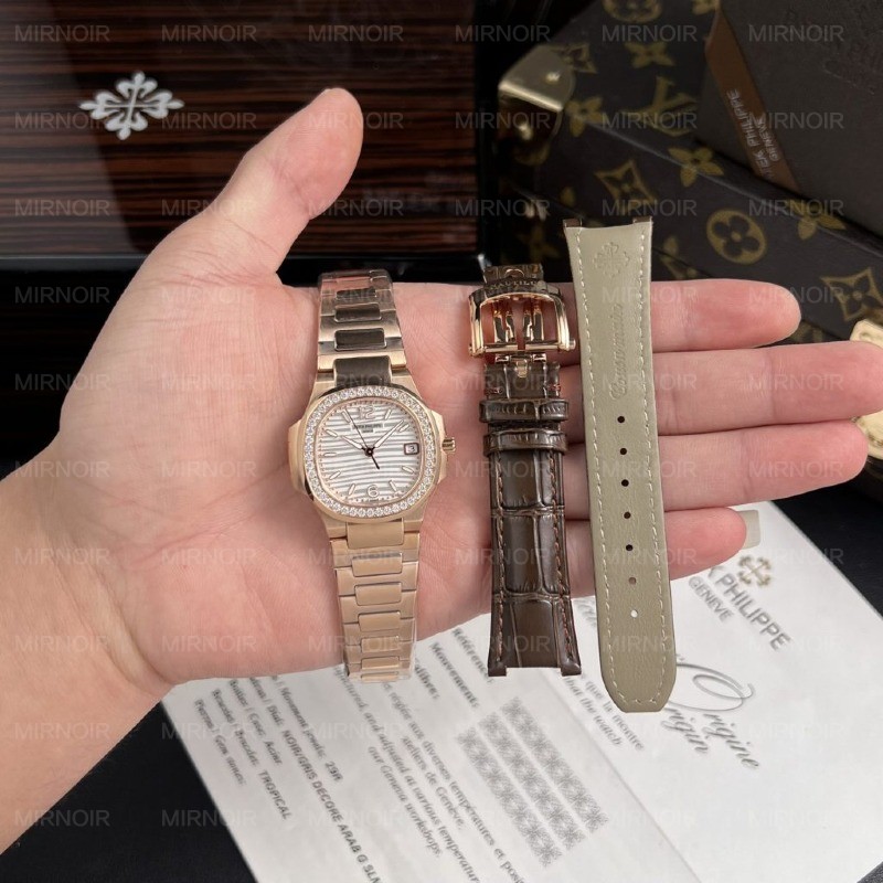 Dong-Ho-Patek-Philippe-Nautilus-7010-Replica-11-Nu-Mat-Trang-GR-Factory-32mm-1-1024x1024.jpg