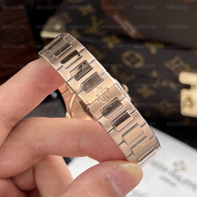Dong-Ho-Patek-Philippe-Nautilus-7010-Replica-11-Nu-Mat-Trang-GR-Factory-32mm-2-1024x1024.jpg