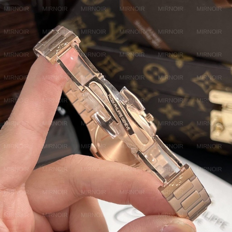 Dong-Ho-Patek-Philippe-Nautilus-7010-Replica-11-Nu-Mat-Trang-GR-Factory-32mm-3-1024x1024.jpg