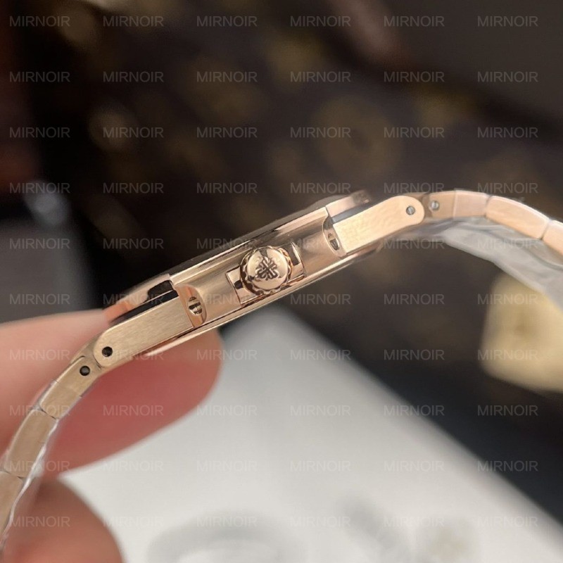 Dong-Ho-Patek-Philippe-Nautilus-7010-Replica-11-Nu-Mat-Trang-GR-Factory-32mm-4-1024x1024.jpg
