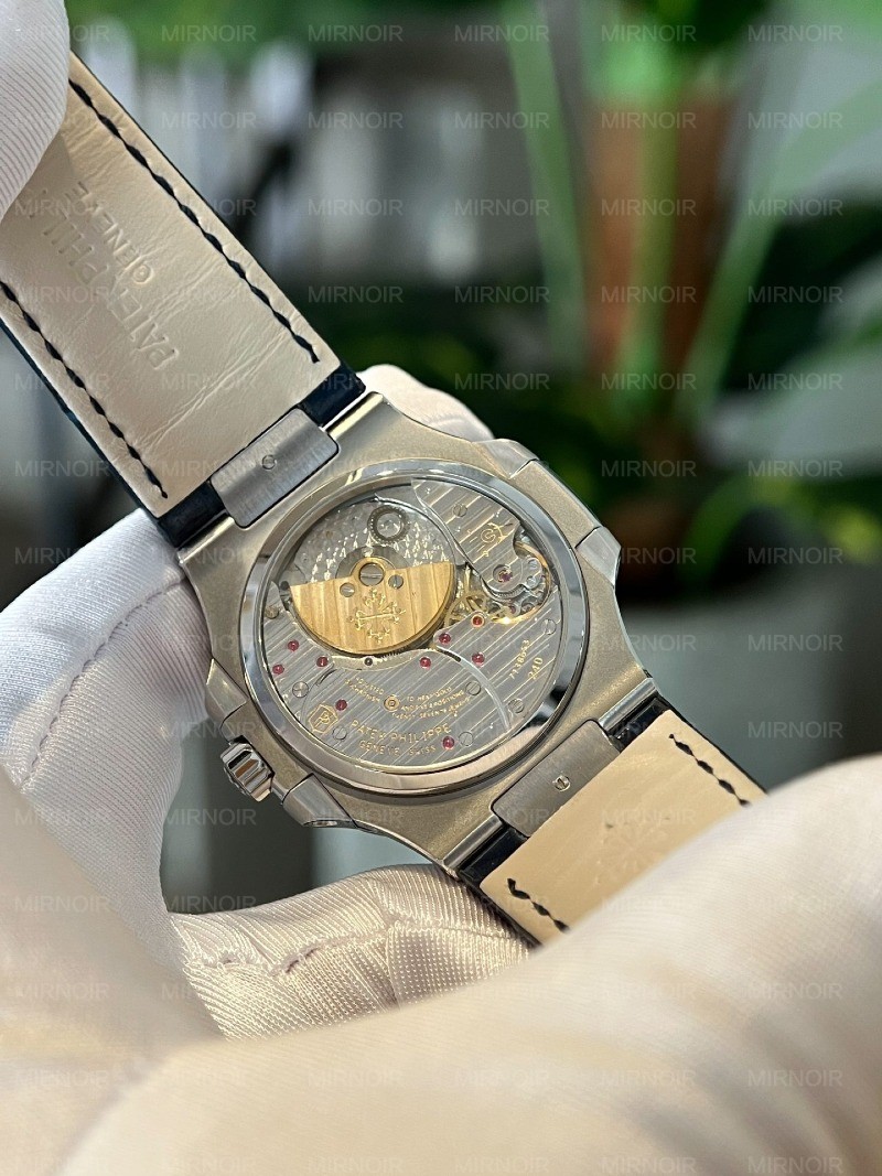 Dong-Ho-Patek-Philippe-Nautilus-5724-Dinh-Moissanite-Replica-5.jpg