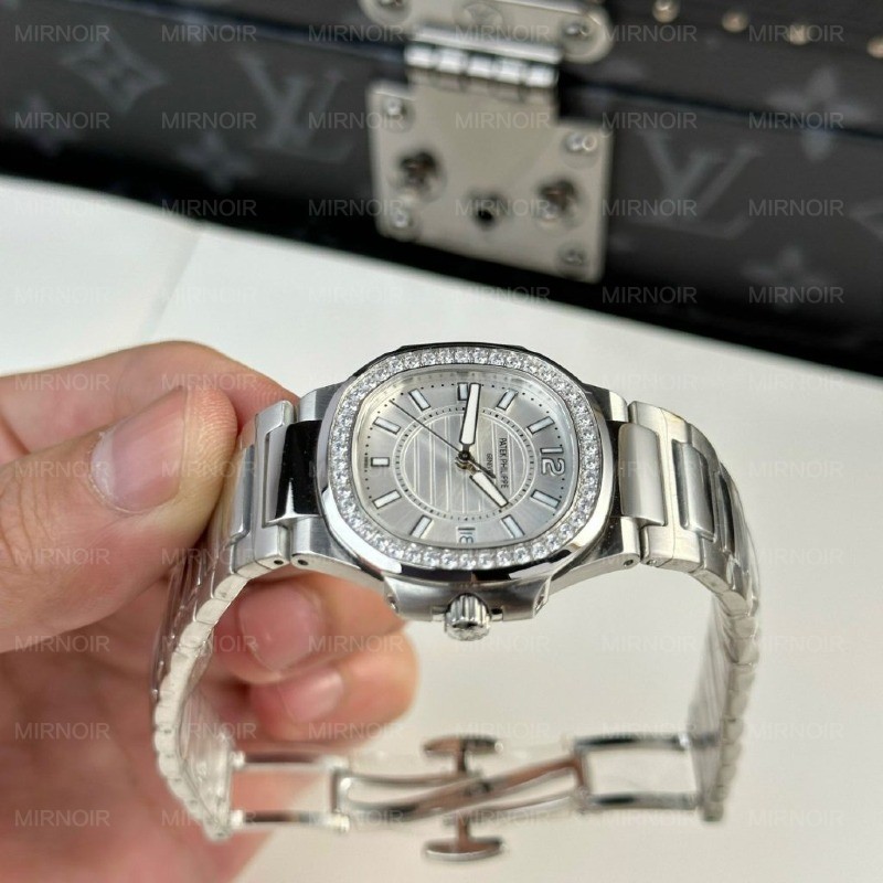 Dong-Ho-Patek-Philippe-Nu-Day-Kim-Loai-Nautilus-7010-Dinh-Da-32mm-8.jpg