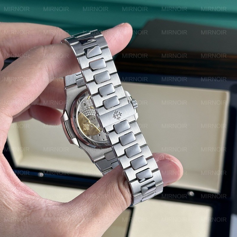 Dong-Ho-Patek-Philippe-Nautilus-5712-Tinh-Chinh-Mat-So-O-Lich-Vo-May-40mm-4.jpg