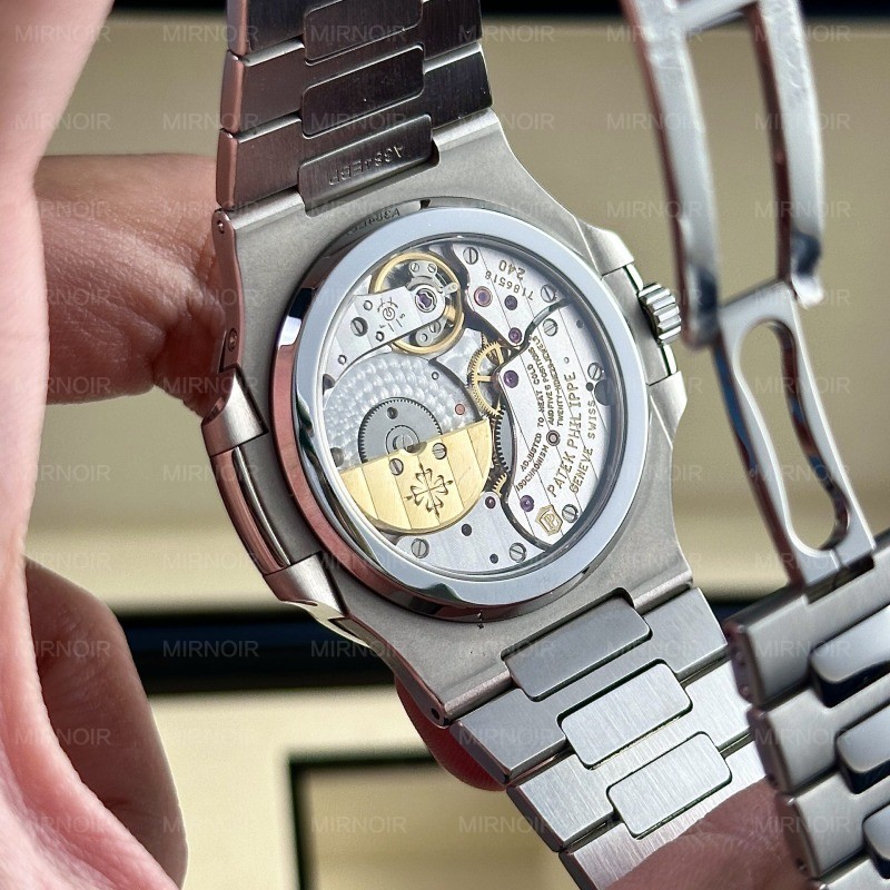 Dong-Ho-Patek-Philippe-Nautilus-5712-Tinh-Chinh-Mat-So-O-Lich-Vo-May-40mm-5.jpg