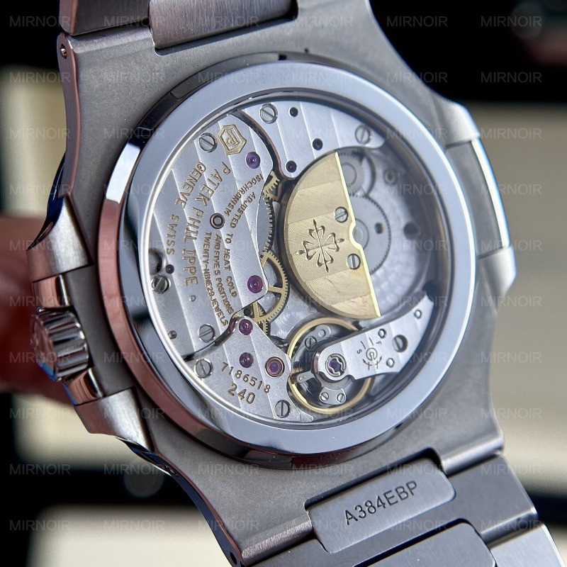 Dong-Ho-Patek-Philippe-Nautilus-5712-Tinh-Chinh-Mat-So-O-Lich-Vo-May-40mm-6.jpg