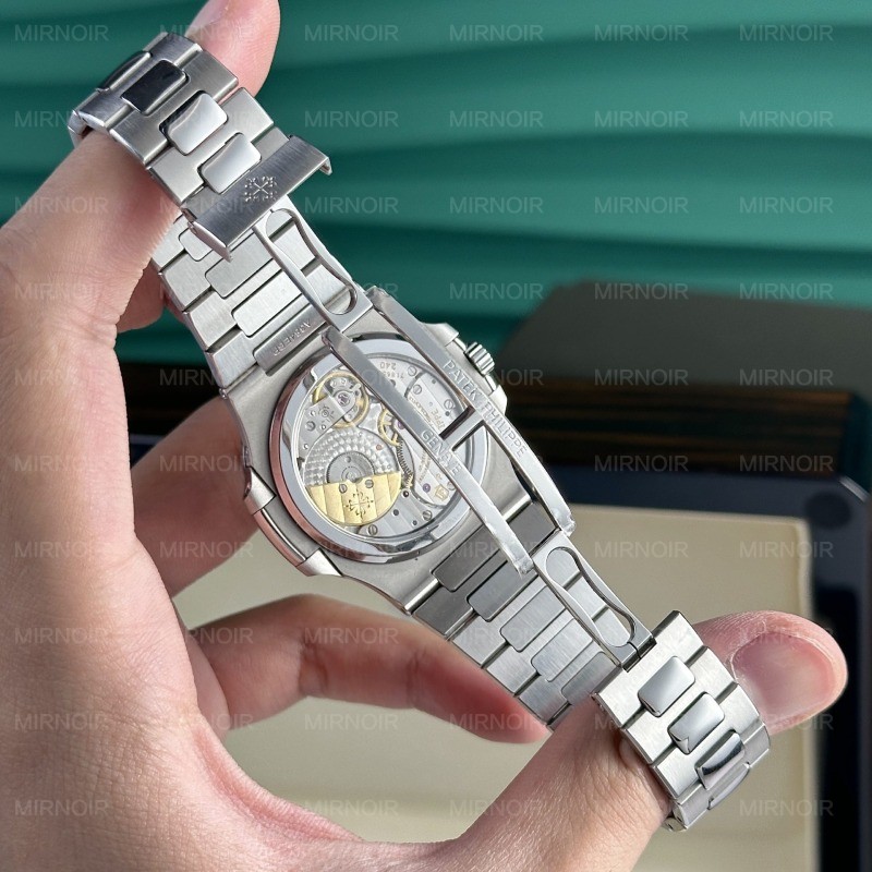 Dong-Ho-Patek-Philippe-Nautilus-5712-Tinh-Chinh-Mat-So-O-Lich-Vo-May-40mm-7.jpg